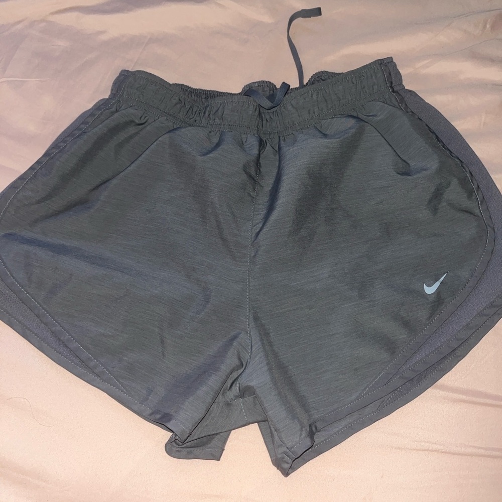 Nike Women's Gray Athletic Shorts SIZE M